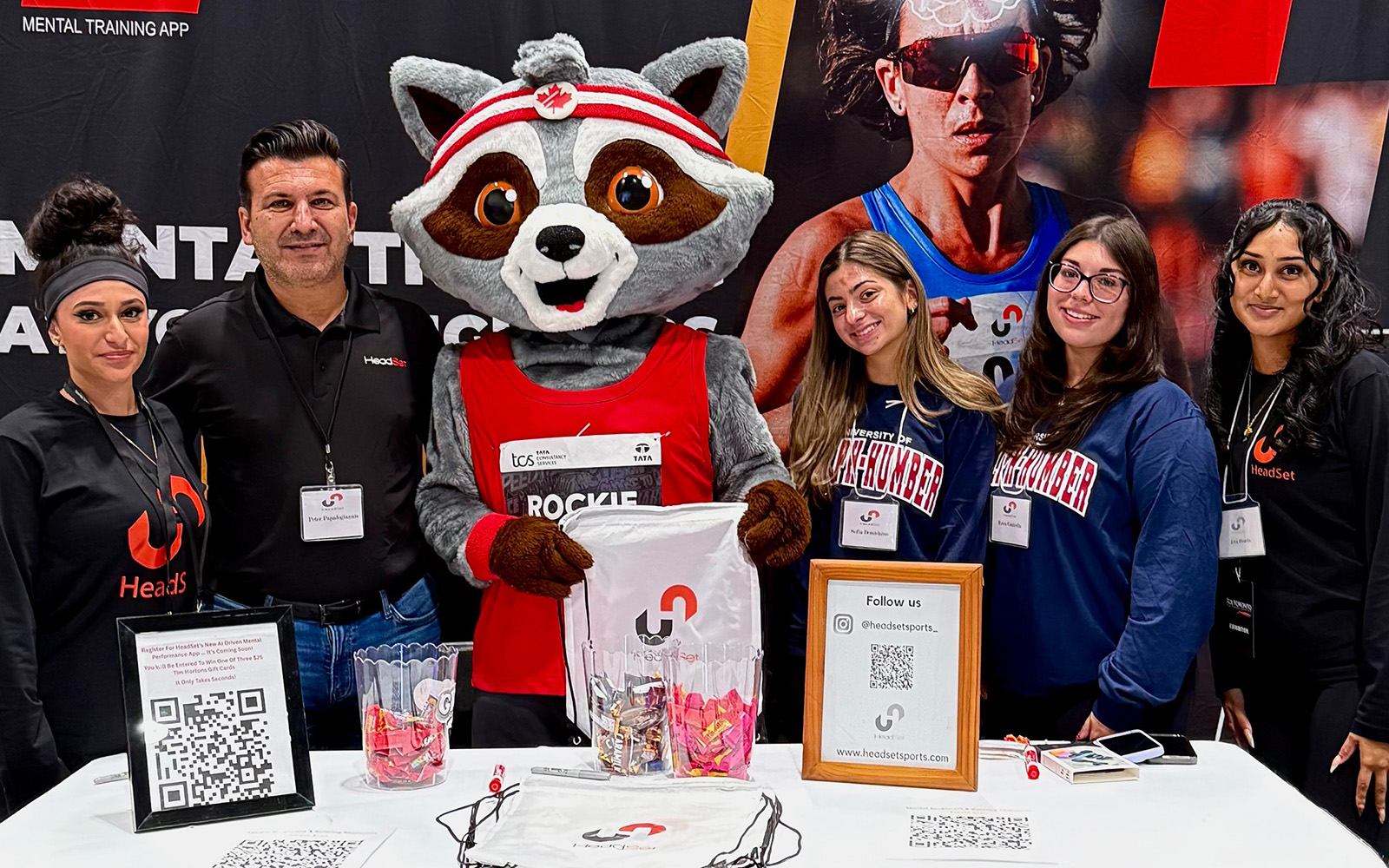 people at toronto marathon booth