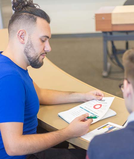 conseiller masculin parlant à un étudiant masculin