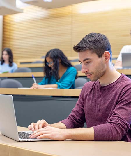 Étudiant en classe sur ordinateur portable