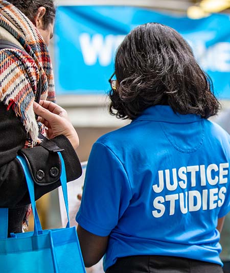 Étudiant en études de justice donnant des instructions