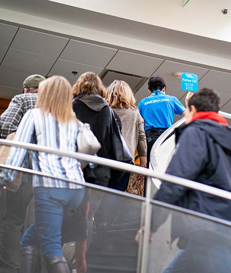Visiteurs suivant le guide dans les escaliers