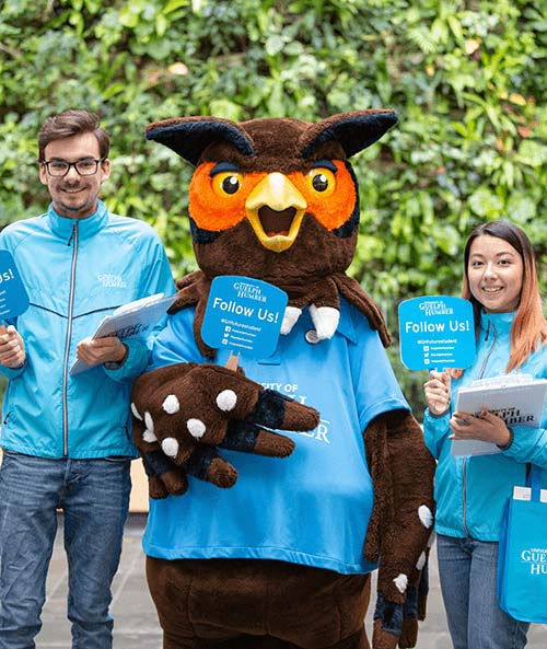 Guides touristiques tenant une pancarte