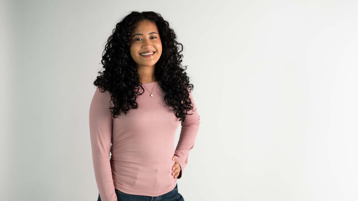 woman wearing pink shirt